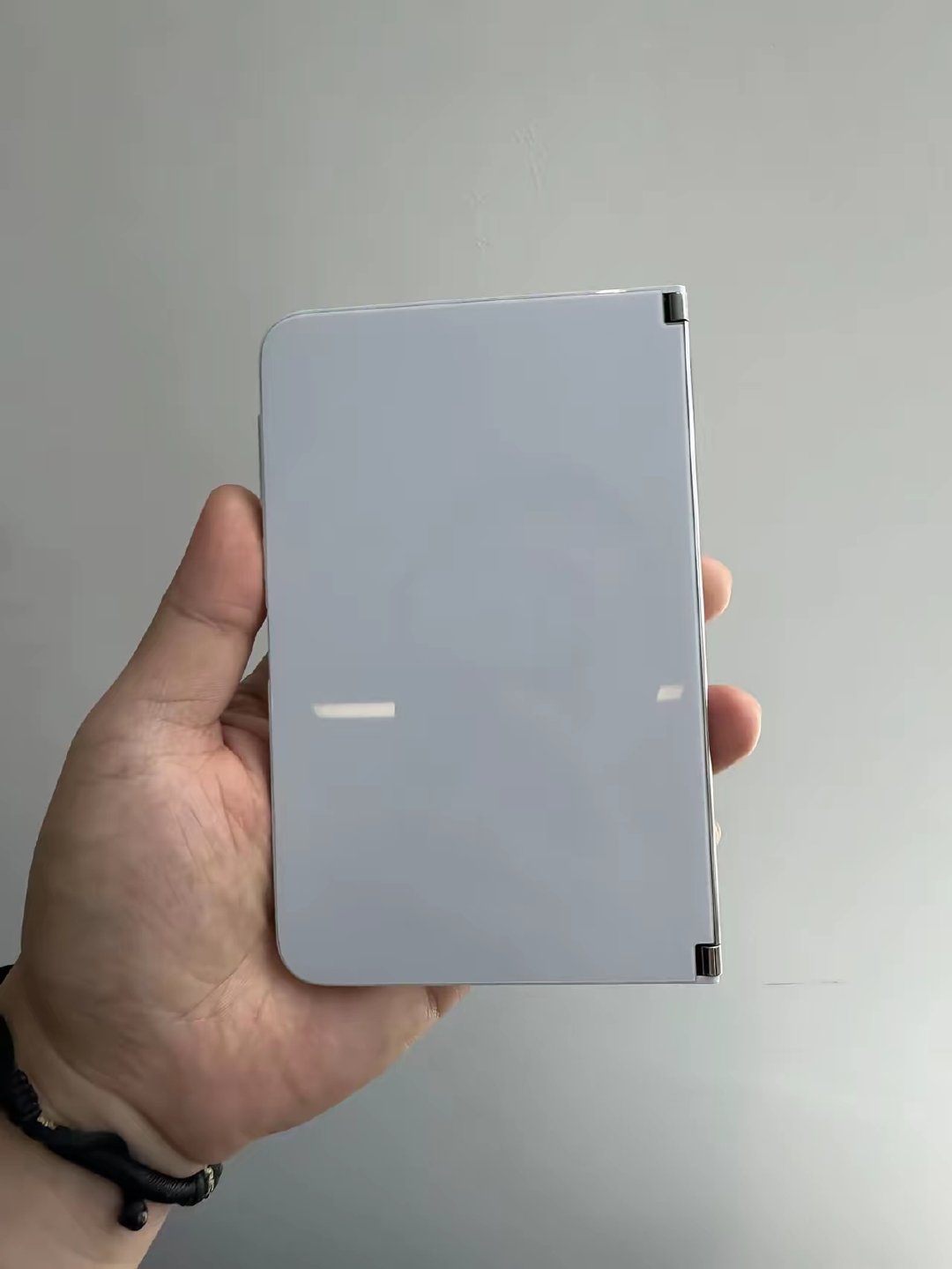 微软六年前的折叠机设计就这么前卫了，微软SurfaceDuo，六年前的机型理念就很超前，解决折痕最好