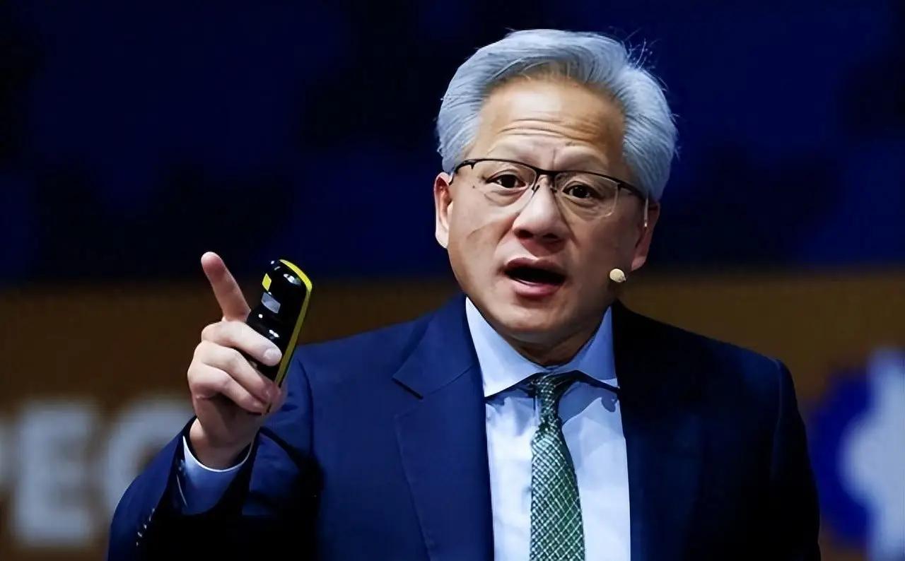 黄仁勋又急了！4月15日，他在播客采访中直接开怼：“芯片又不是浓缩铀，卖给中国