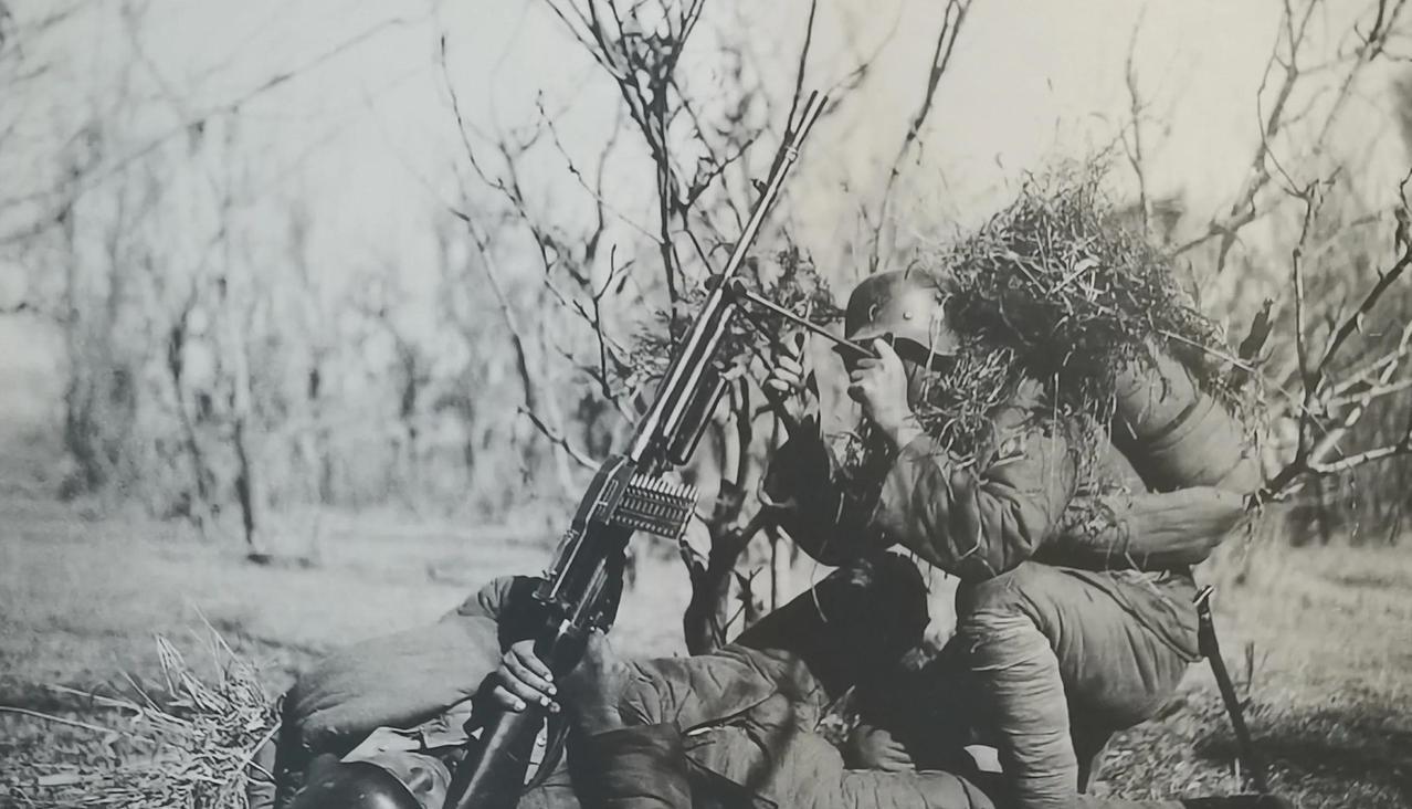 1937年10月，中国军队在太原外围以机枪向日机射击。抗战时期，对空射击的机枪手