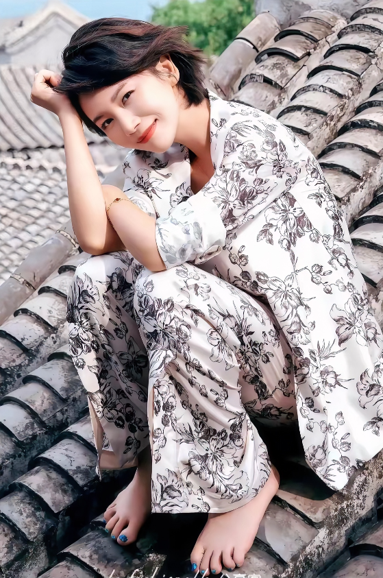 刘涛，168cm，光脚丫坐在屋顶也很美，肉嘟嘟的脚丫，一看就是完美脚型，你们看看