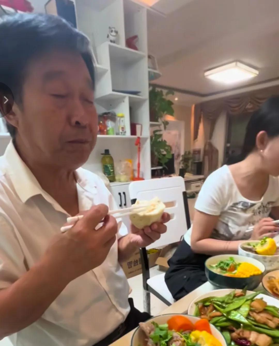 老郭都已经回驻马店好几天了，堂嫂今天还发前两天在兰考的视频，老郭在堂嫂家吃过