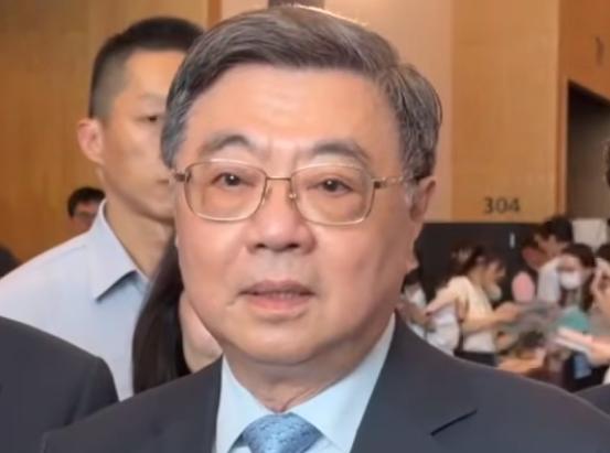 就在今天，曾任蔡英文当局的“行政院政委”张景森愤怒表示，他无法认同卓荣泰为了地方