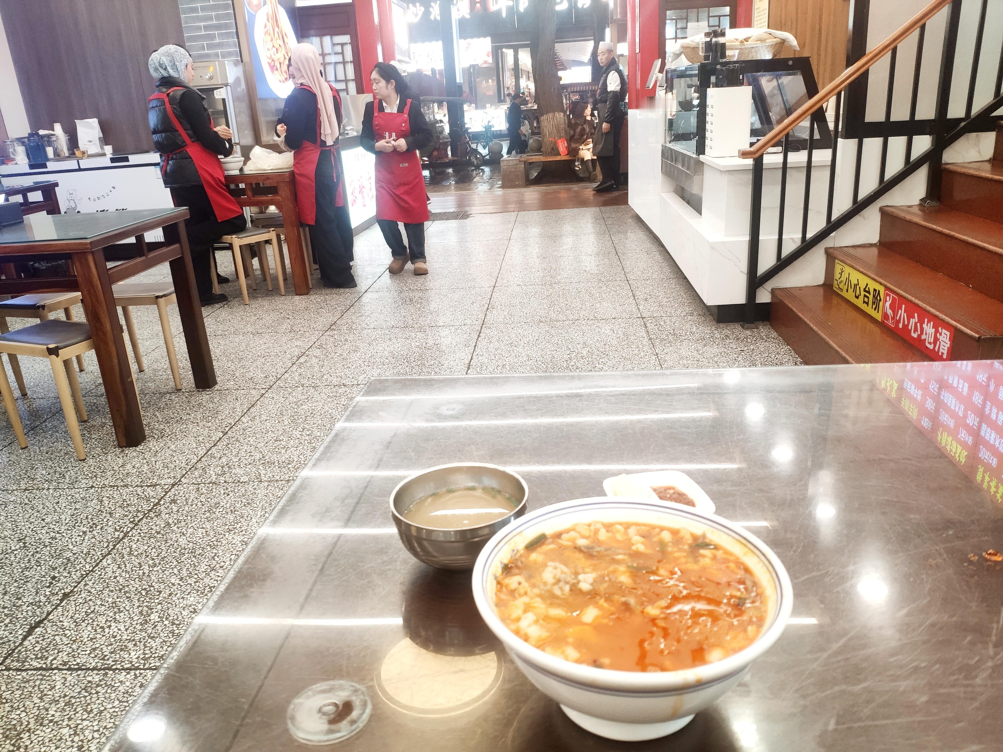 回民街唯一不好的就是不能喝酒，只好先在街外喝了两瓶啤酒再泡来吃碗羊肉泡馍，清真的