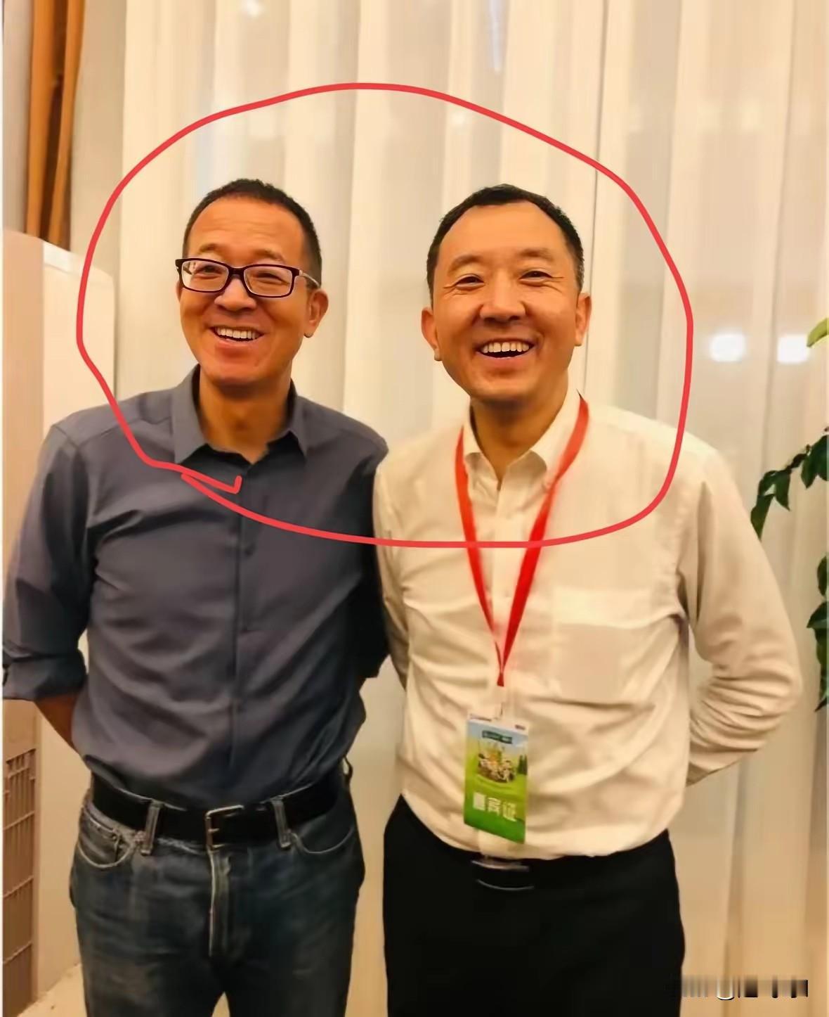 陈行甲加入新东方了，俞敏洪和陈行甲他两个在一起合影，他两个长的非常像清华高材