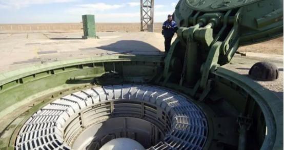 一位美国华人表示，中国阅兵展示的武器装备，都是10年前的技术！阅兵结束之后，网络