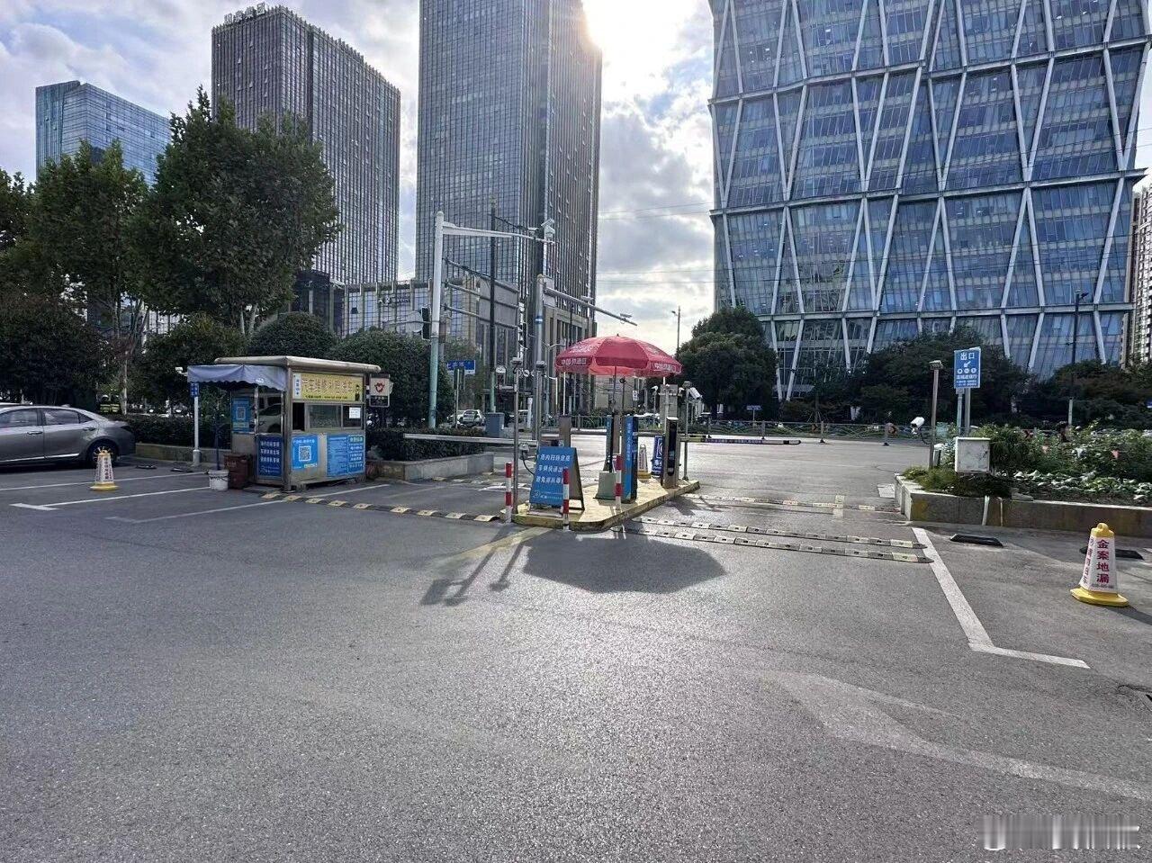 糊涂账这是一笔糊涂账，带出的问题，有着普遍性。这个业委会如此，其他业委会呢？居委