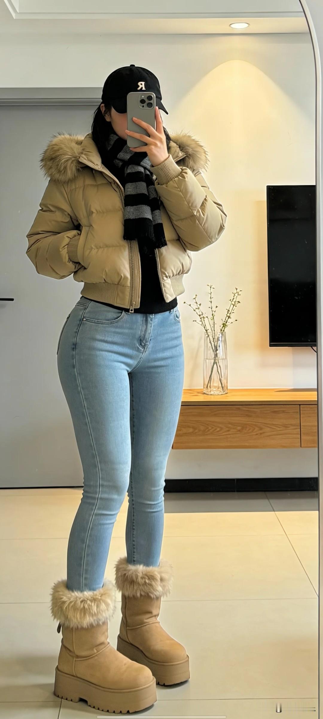 镜中人影映寒冬，暖意融融入心田。