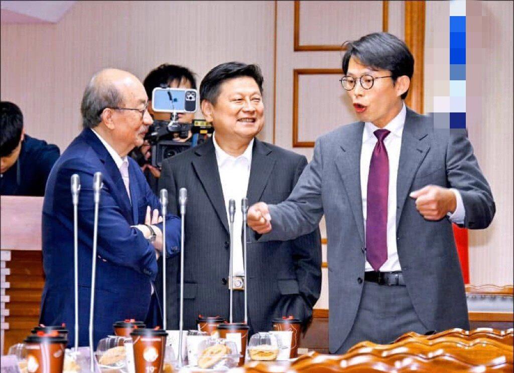 徐巧芯很有意思的发文说“反清復铭”。柯建铭一改以往对蓝白的穷追猛打，主动示好蓝