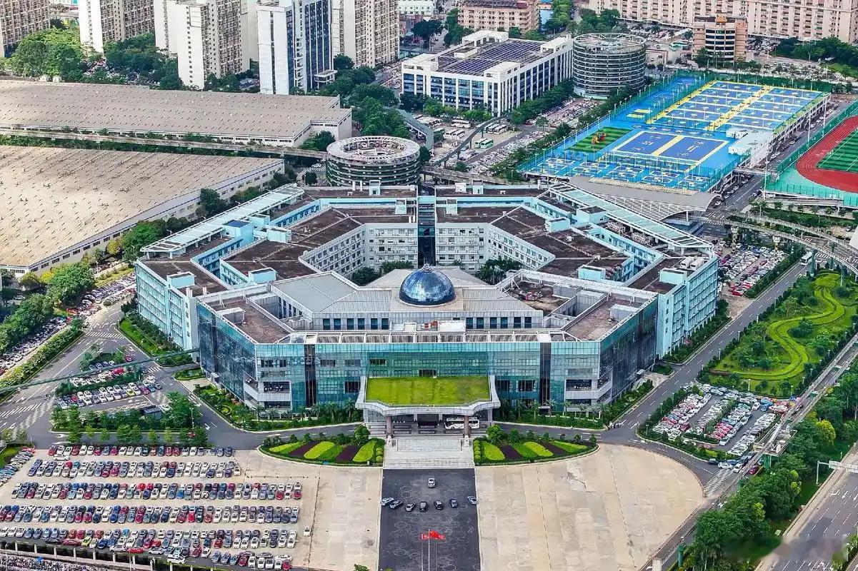 特斯拉2025年上半年总收入为418亿美元(约合人民币2995亿元)，同比下滑1