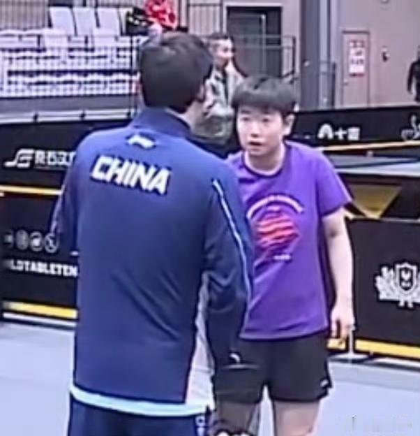 晚上，不但莫雷加德与他的书为了和孙颖莎合照，连鞋子的没有穿，而且有日本队男运动员