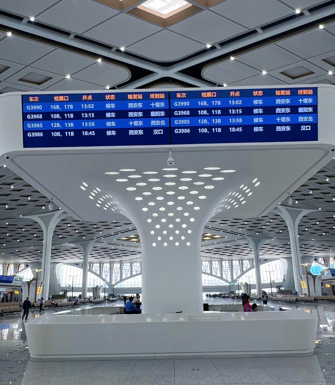 今天是7月2日，带着好奇来到西安东站候车室真的让我见了世面。仔细观察西安东站铁路