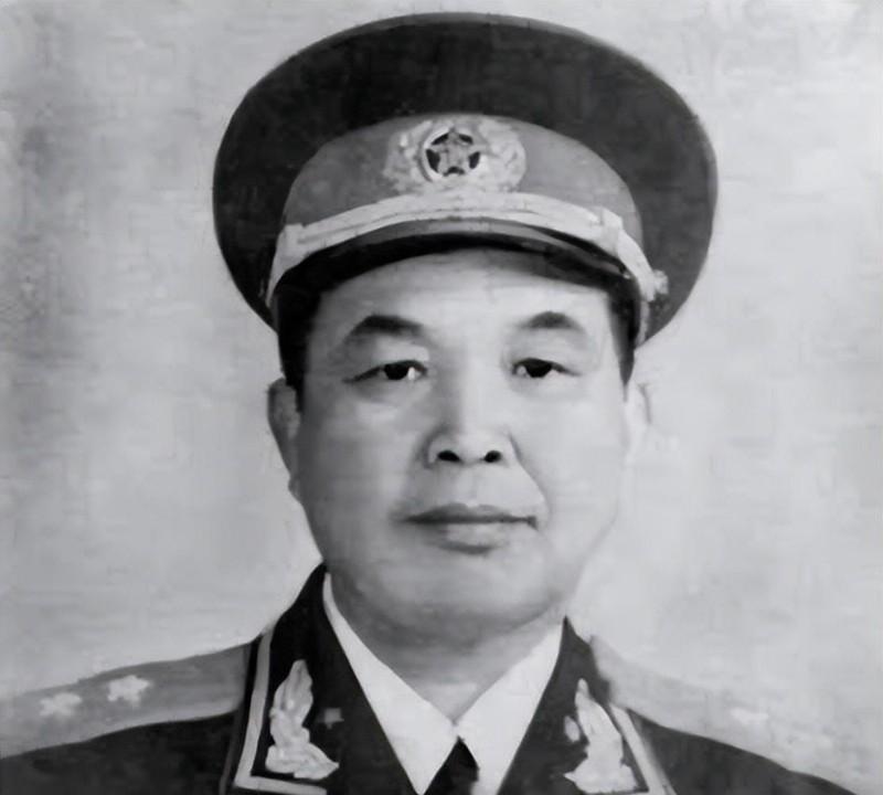 1950年，开国中将刘忠回到家乡，可他在回到家以后，竟发现家里没人，他在大街上疯