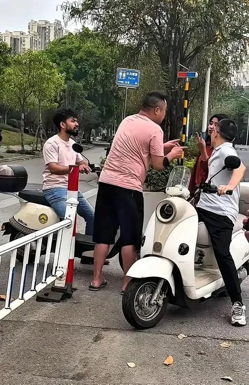 4月16日，柳州街头，一名老外骑电瓶车故意别车，还用英语骂人，以为别人听不懂。哪