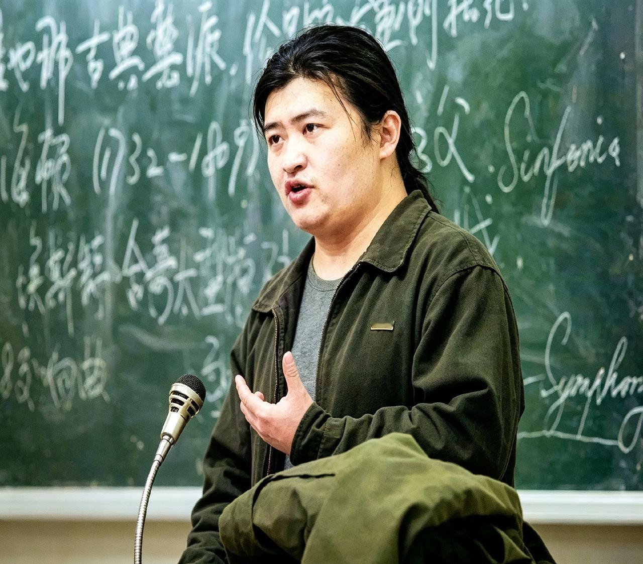 刷到一张刘欢早年的老照片。那会儿他在对外经贸大学当老师，留着长发穿件军绿外套，正
