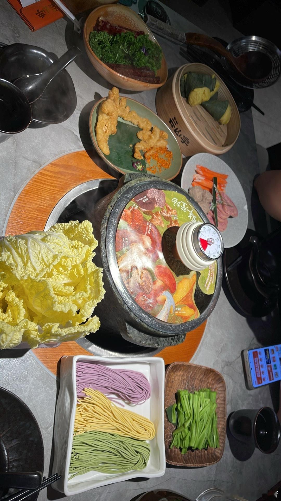 豆包将正式付费刚才吃饭还在跟朋友说，现在所有ai软件里面，就豆包最抽象，反应最快