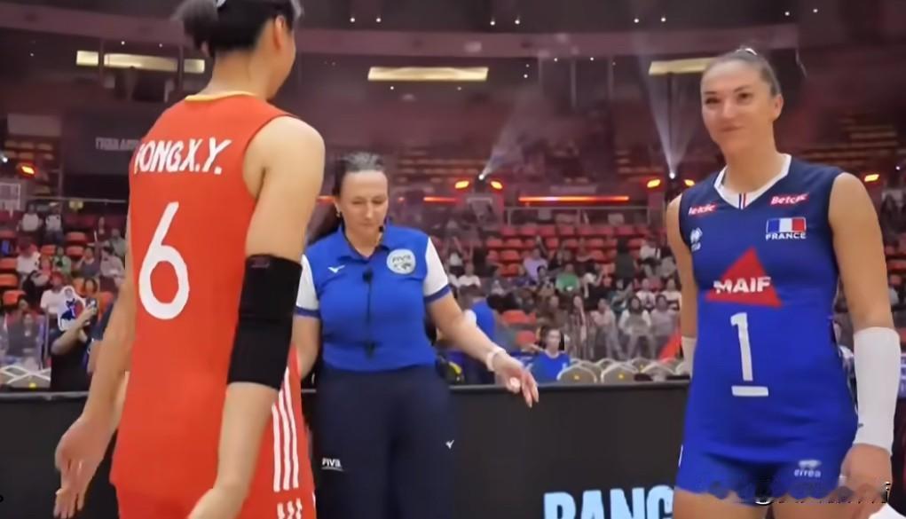 正在直播中国女排VS法国女排！中国女排依然是最强阵容首发，赵勇也是锻炼出了属于自