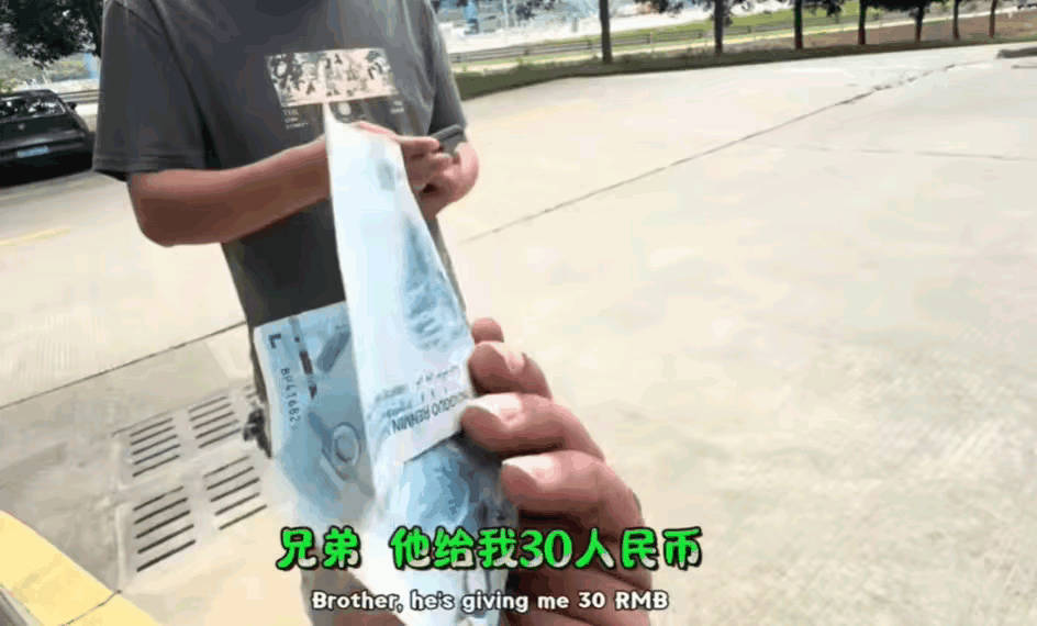这个三哥从越南进入广西，想穷游中国，到了广西后想搭便车去南宁，但是没人愿意让他搭