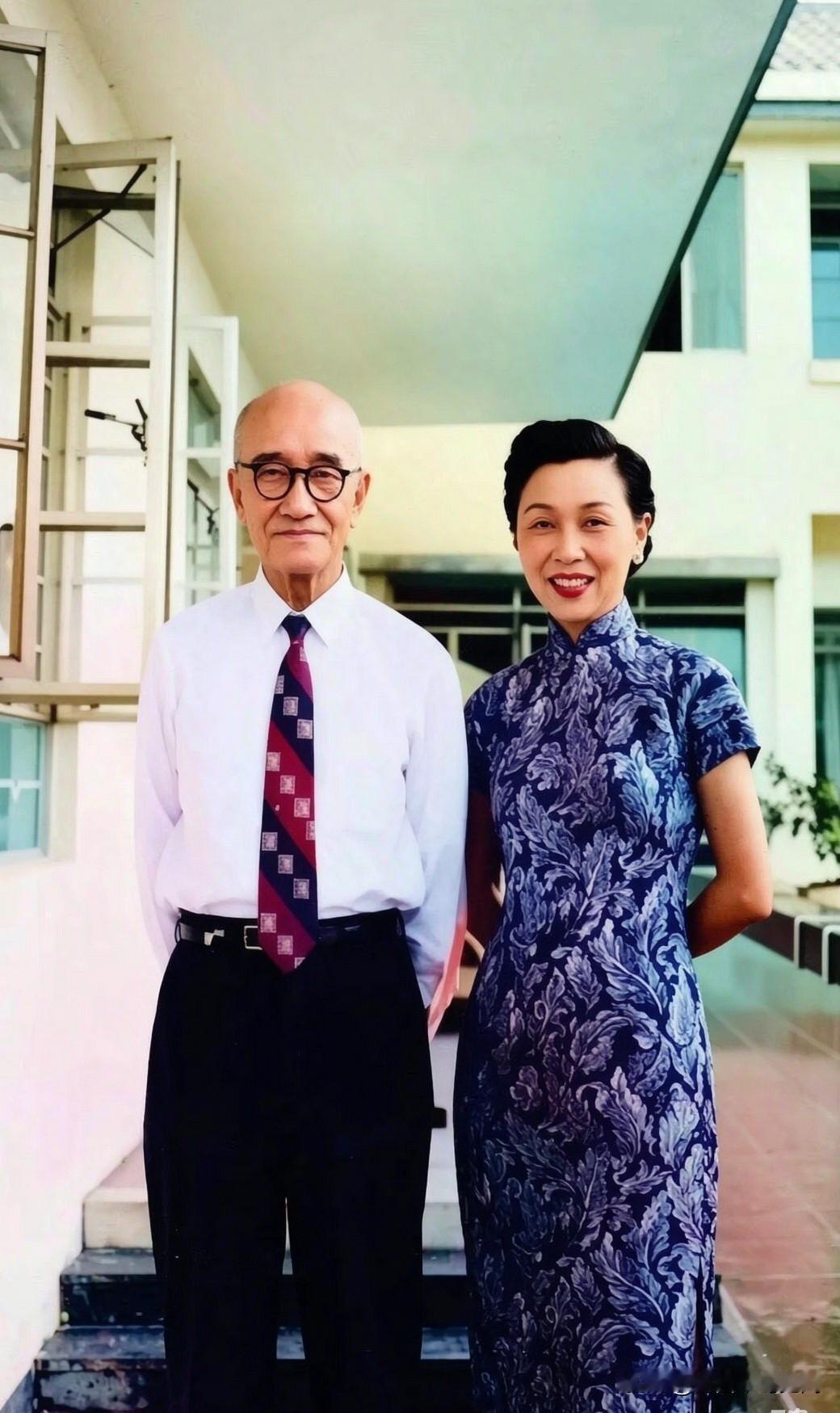 1949年，这是章士钊与第三任夫人殷德珍在香港居所的一张合影。章士钊帅气依然，殷