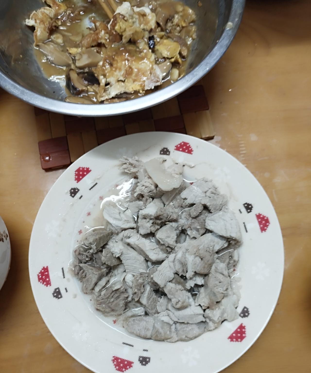 今天一天我一毛钱的学费都没收到，明天午托的两个孩子确定下来了，孩子的妈妈也把被褥