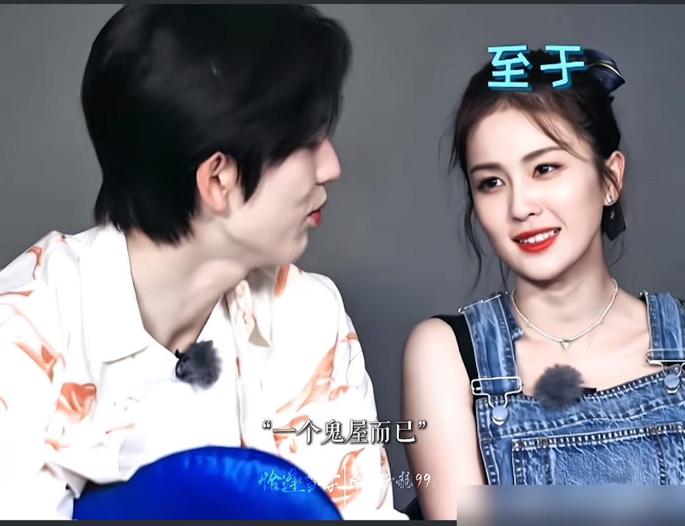 别再心疼白鹿张凌赫了。那张红毯上僵在半空的手，根本不是爱过的证明，而是经纪合