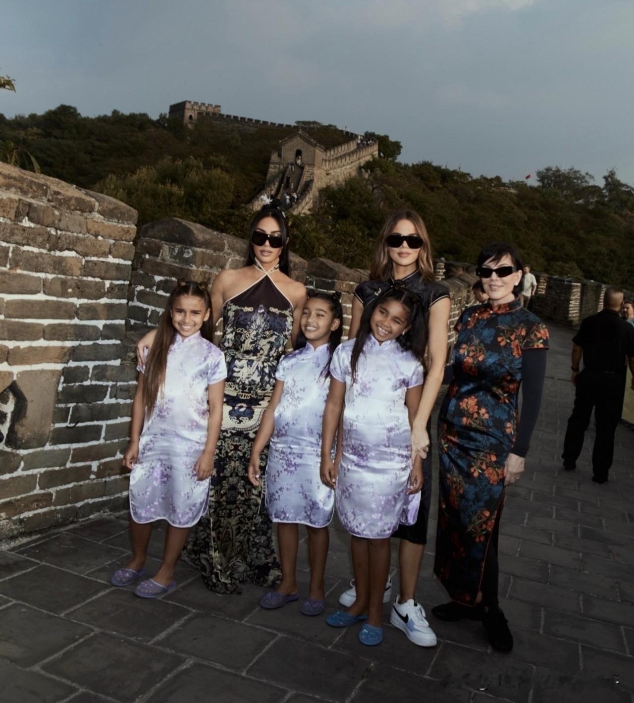 当美式辣妹遇到中国旗袍，卡戴珊家族这波全员旗袍秀你打几分？金卡戴珊，妈妈，妹妹，