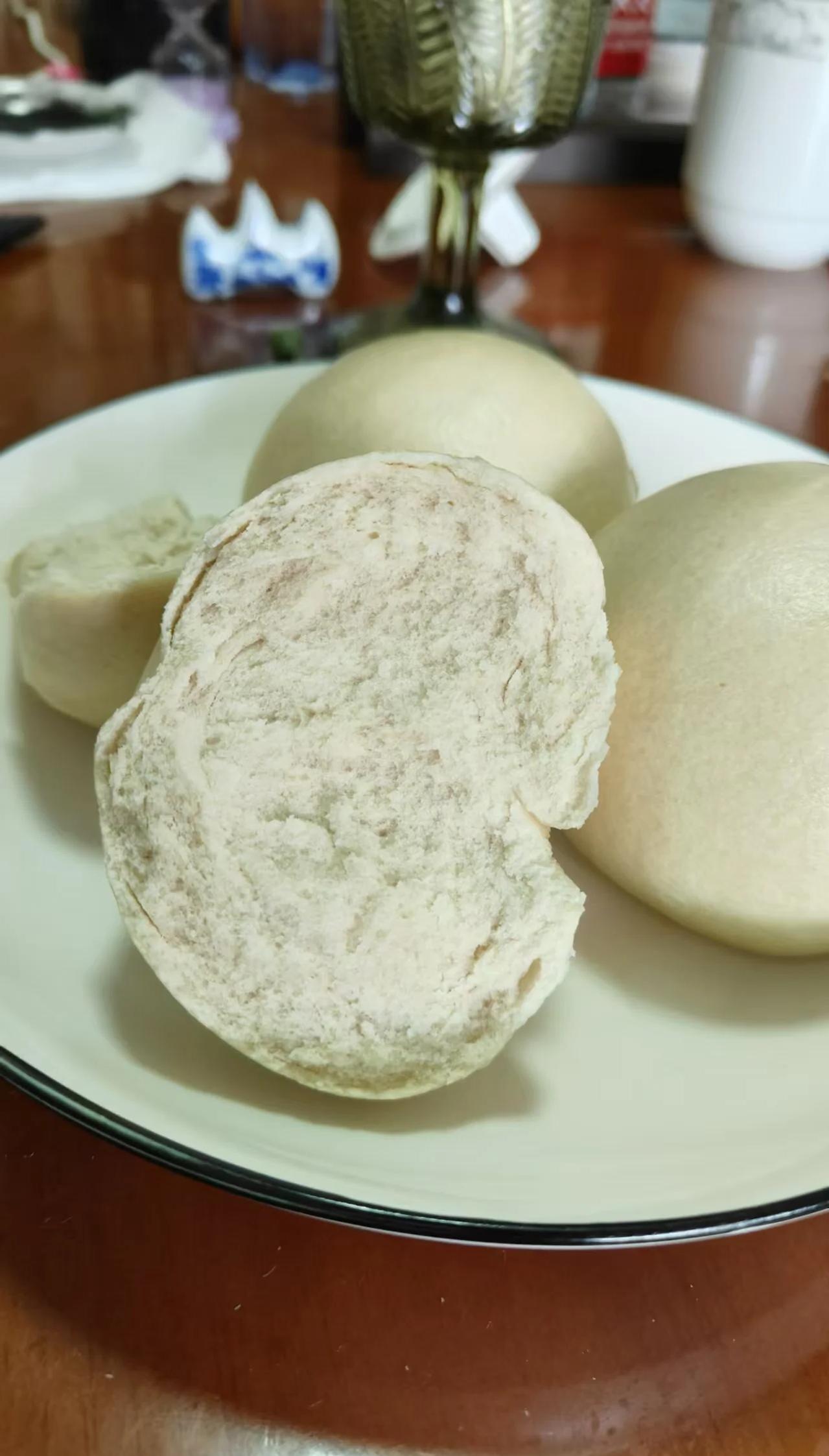 酵母发酵的馒头根本不是“腐蚀剂”，长期吃纯正的反而对身体好。酵母能把面粉里的