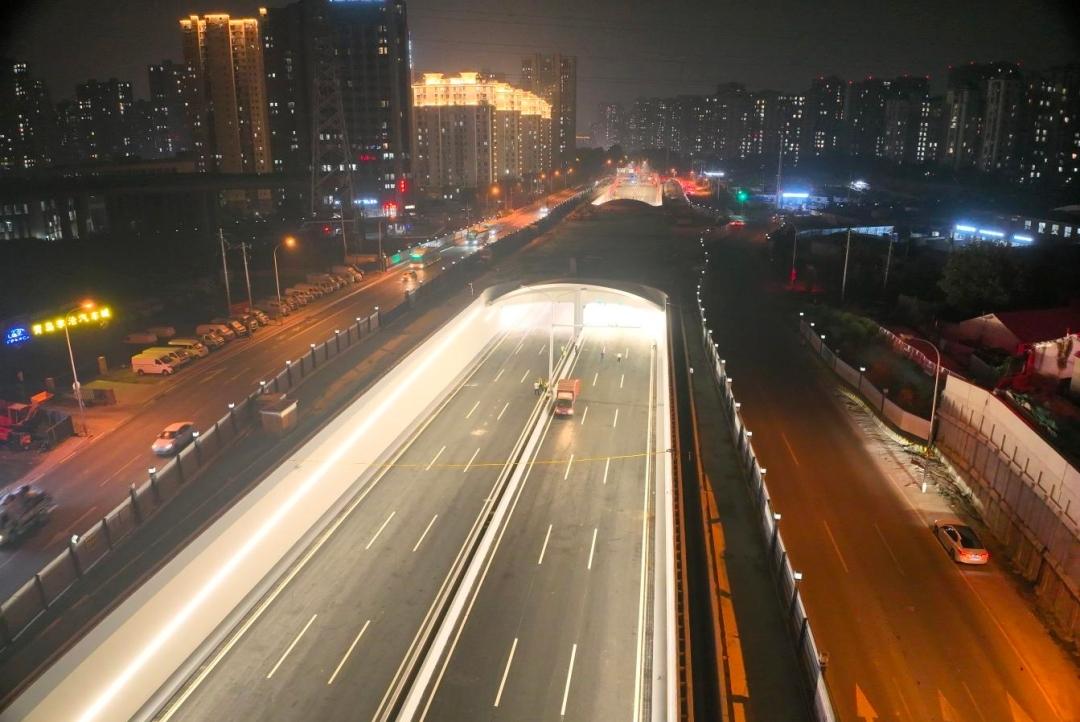 青岛城投集团旗下交发集团投资建设的沈海高速改扩建工程与唐山路快速路工程，双双进入