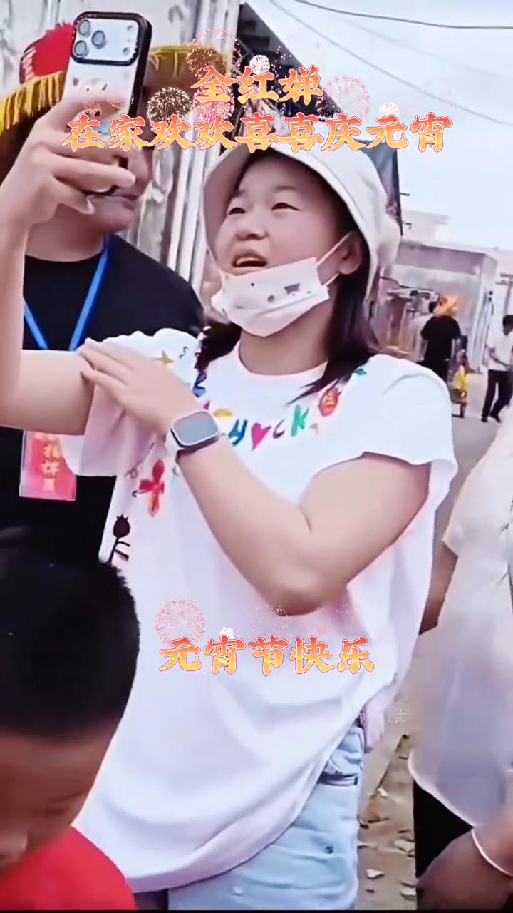 全红蝉在家欢欢喜喜庆元宵，躲猫猫的模样超可爱。元宵节快乐，弟弟送婵宝回住所。全