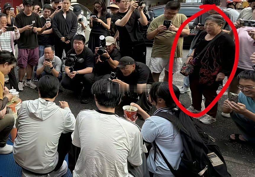 老太太看雷军的表情，耐人寻味。。