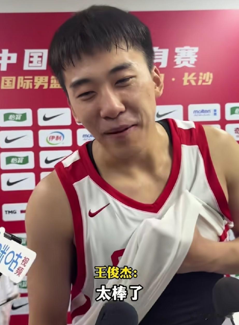 中国男篮人才济济，热身赛险胜塞尔维亚。这场比赛看到男篮年轻队员的面貌，王俊杰、赵