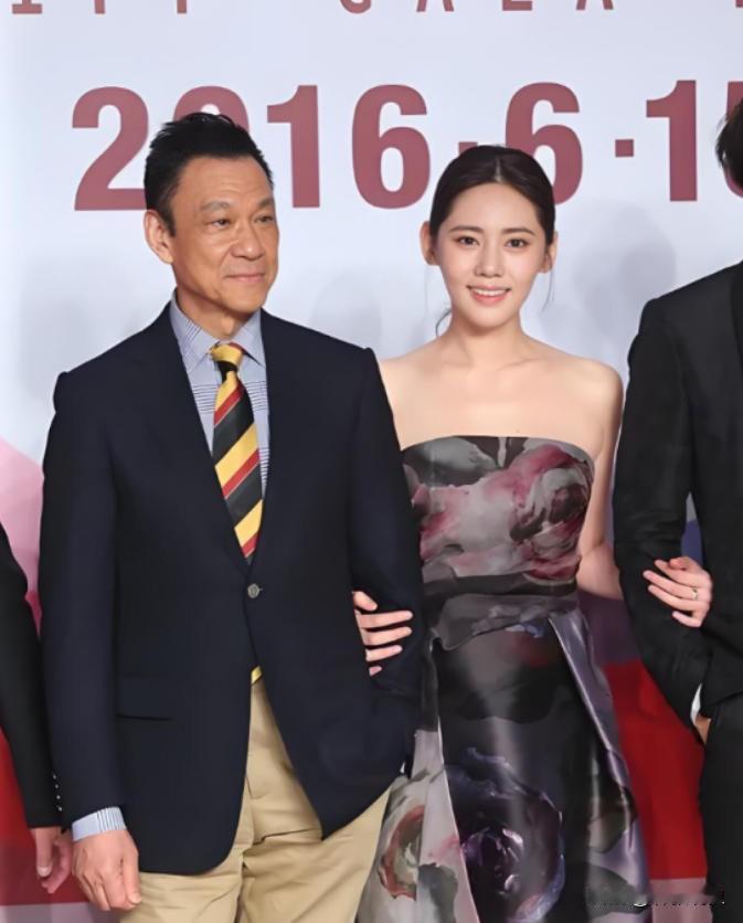 2011年，65岁的王学圻做出了一个震惊圈内外的决定，不顾结婚40年的发