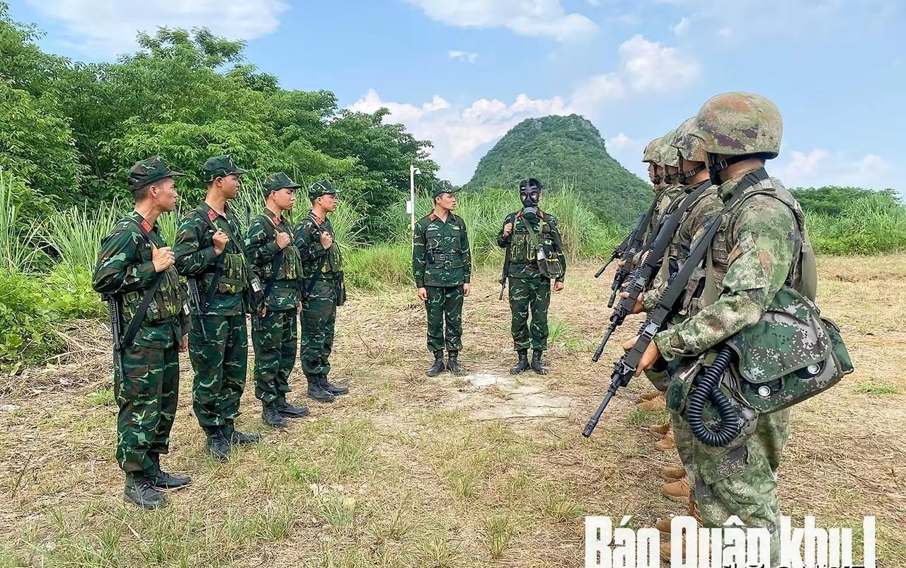 不怕不识货，就怕货比货。中越两国边防军人在边界这一站，完全呈现出两个不同人种、不