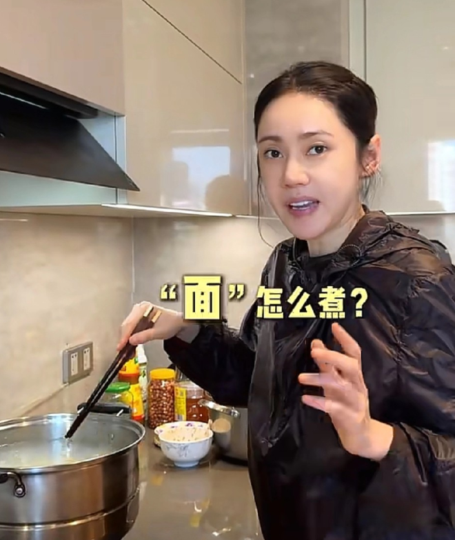 秋瓷炫一大早起来就在厨房忙活做一家子的饭菜，于晓光在一旁偷懒还偷吃，助理看后心疼