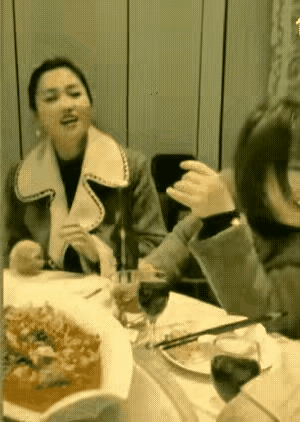 酒桌上这一幕也太搞笑了只见美女用手在啤酒瓶口一顿搓本来以为是要表演什么