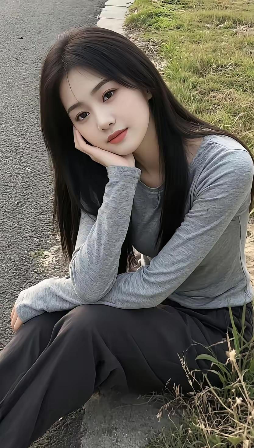 温柔午后，静坐路旁，享受片刻宁静。🌿💕