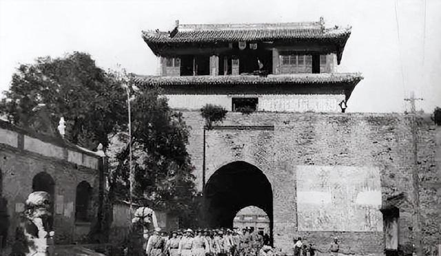 1944年，八路军任远被俘。半夜，他忽然摇醒了正在熟睡的狱友，轻声对他说：“那个