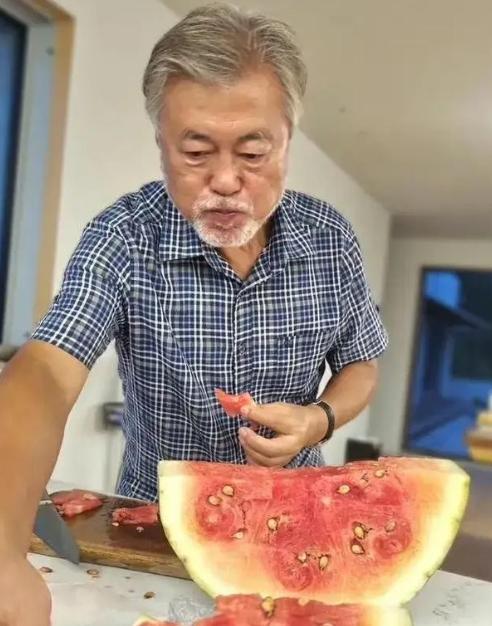 现在网上流行一个词叫“穷鬼发达国家”,说的就是日本韩国这种国家,表面看GDP挺高