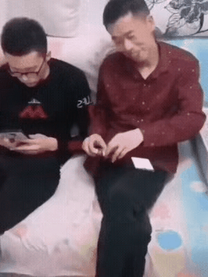 父亲闻到儿子身上有烟味，怀疑他偷偷抽烟，可是问他，他又不承认。这天父子俩一起坐在