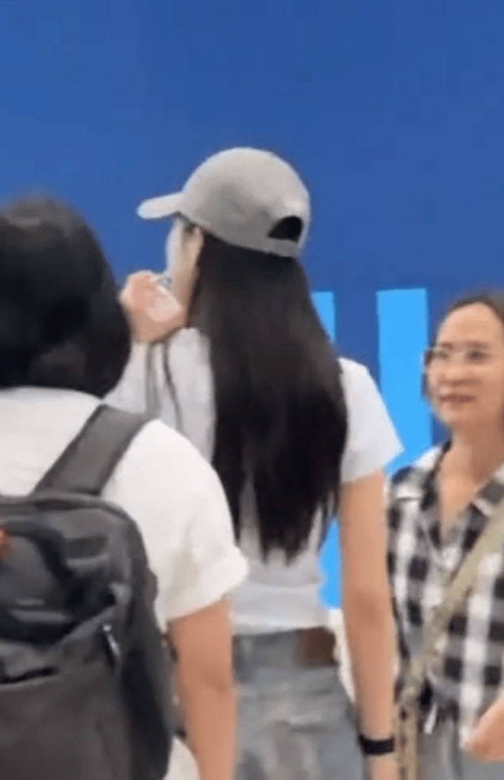 看清楚了，这个哐啷啷duangduang炫了一大半饮料