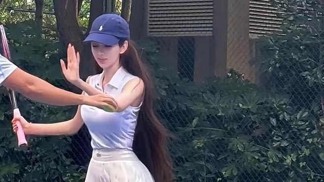 黄晓明女友叶珂打网球，这身材太少女了，根本不像生了几个孩子的，这是典型的漫画美女