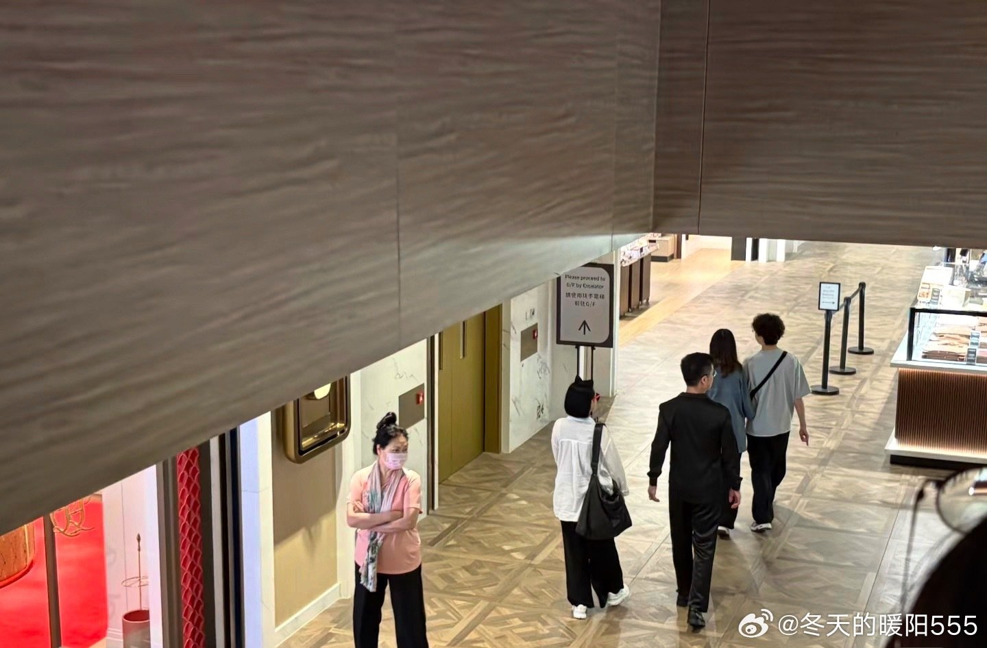 小S和老公许雅钧香港逛街被偶遇许雅钧从2005年和小S结婚进入大众视线开始，感觉二十多年来都是一个样