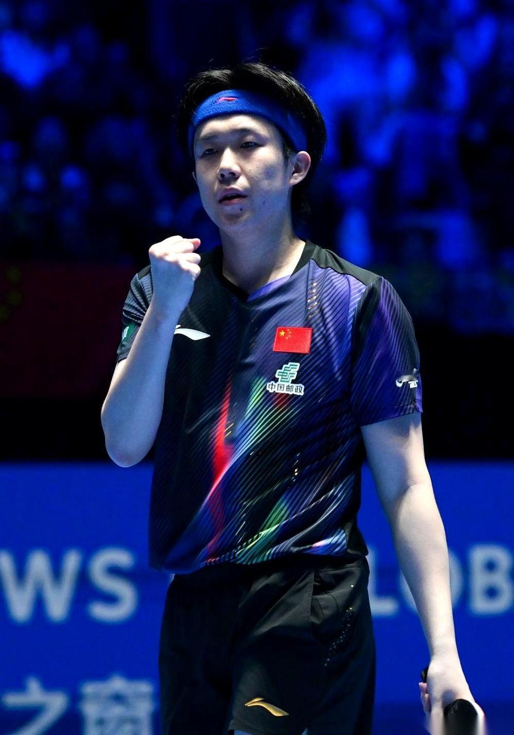 说回王楚钦和张本智和那场亚洲杯决赛。球馆里的空气是绷紧的，汗味混着一股凉气。最