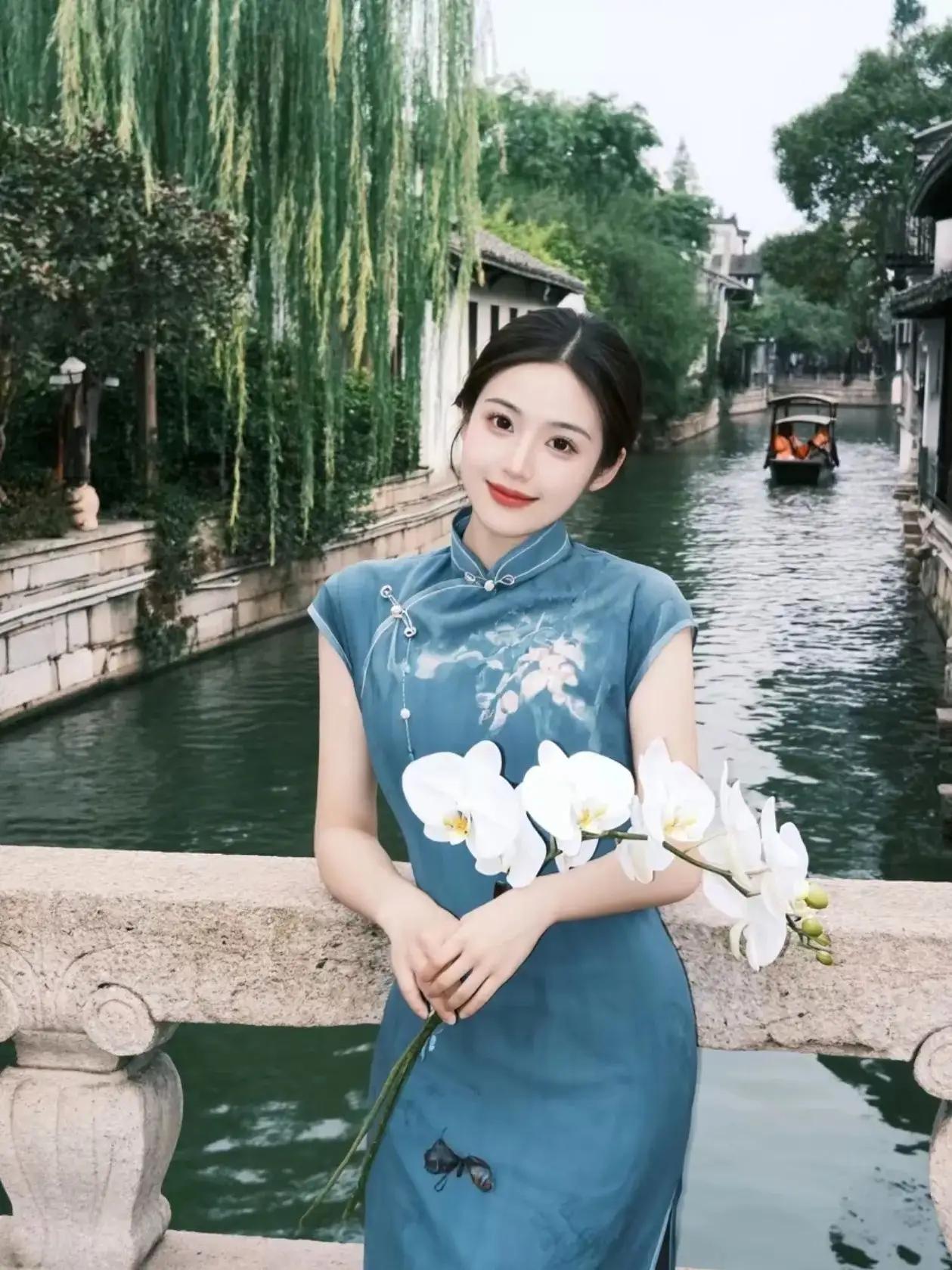 佳人轻携白兰花，兰舟轻摇入梦来。旗袍