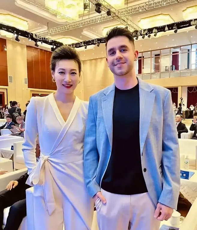 李梓萌最近彻底杀疯了！2025年8月29日，一段她摘下假发的视频直接把“央视门面