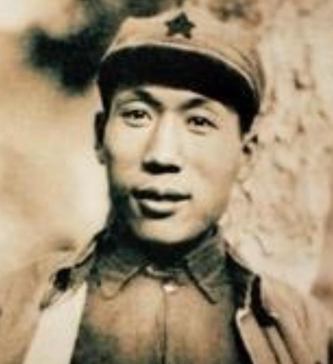 1945年，日军飞行大队300多人被俘，一个日本少佐指了指伍修权腰间的手枪，说：