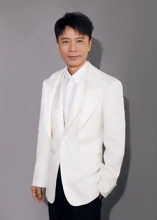 要赚你们的钱，但是真的不想在你们的城市住上一晚。昨晚包头演唱会上，要不是草根歌手