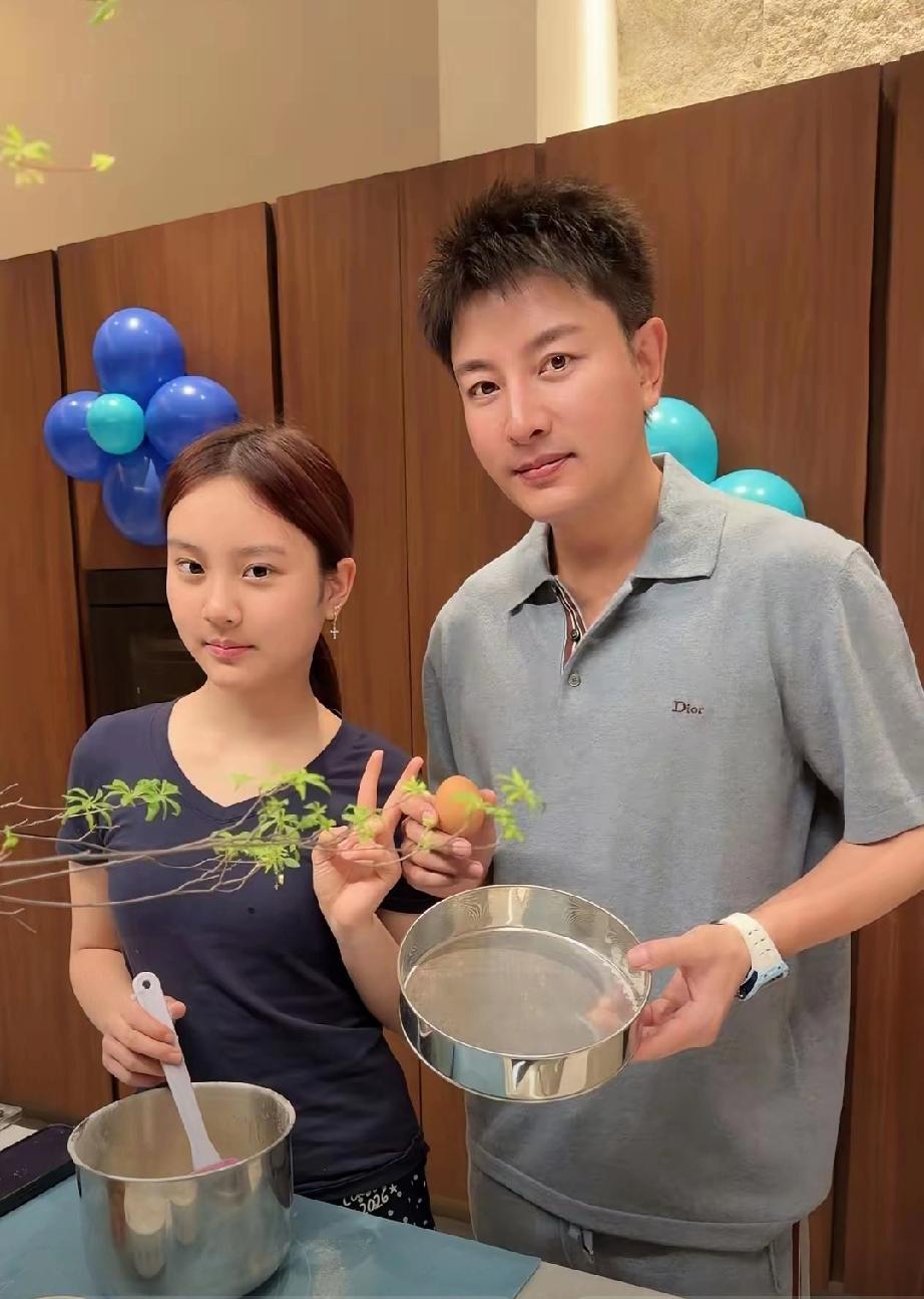 贾乃亮42岁生日现场曝光！仅女儿甜馨陪伴，发文满是幸福4