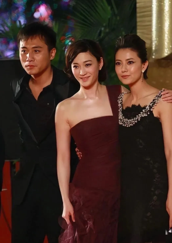 一张明星大合影中，右边的李小冉和高圆圆能轻易认出。而左边的男演员，身材高大，帅气