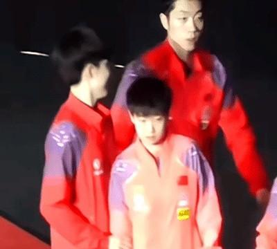 楚钦往怀里带了一下莎莎，这一拉得到了很多网友的好感。当时莎莎正闷头往前走，完全
