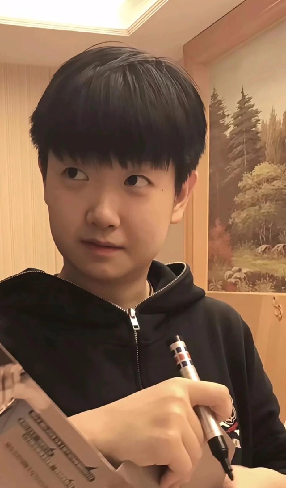 【谁懂啊！莎宝这个齐刘海buff直接可爱超标！】孙颖莎这张照片我能循环看一百遍